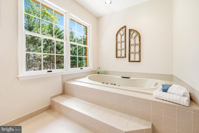 5722 GREENVIEW LN, Warrenton, VA 20187
