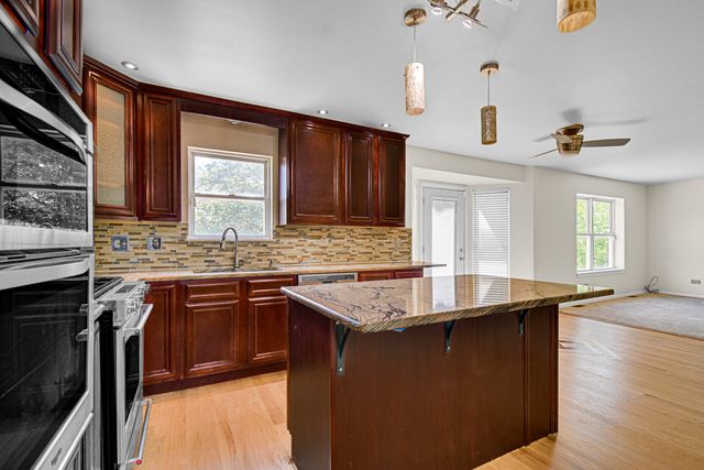 1853 Lake Shore Court, Romeoville, IL 60446