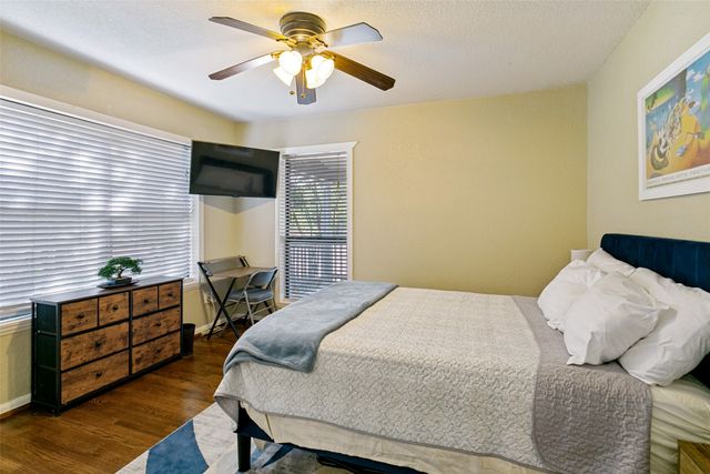 5012 Calmont Avenue, Fort Worth, TX 76107