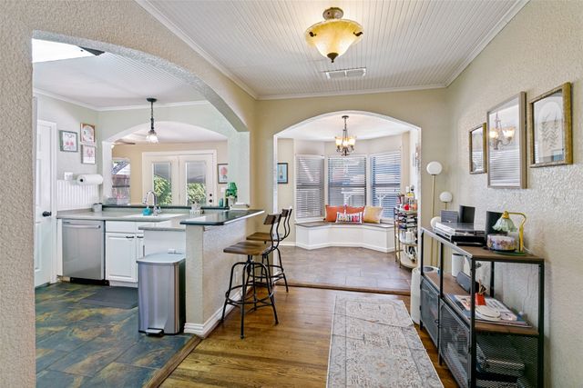 5012 Calmont Avenue, Fort Worth, TX 76107