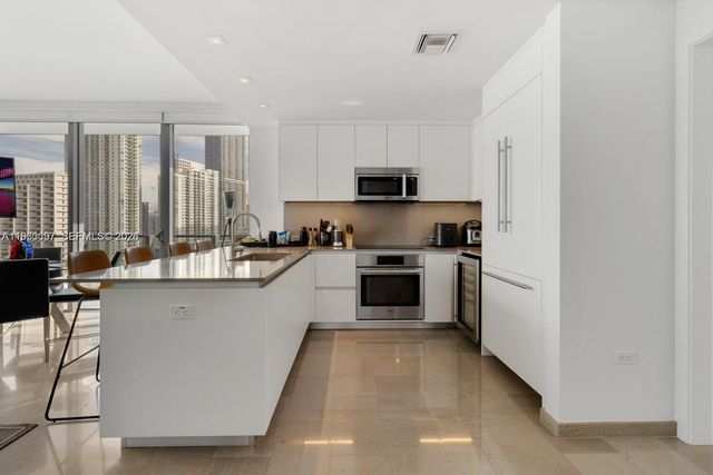 68 SE 6th St 2101, Miami, FL 33131