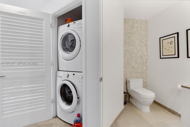 68 SE 6th St 2101, Miami, FL 33131