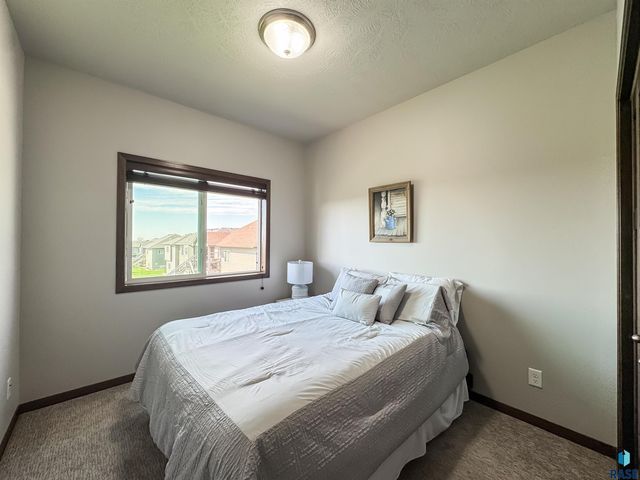 6805 E Smyrna Cir Circle, Sioux Falls, SD 57110