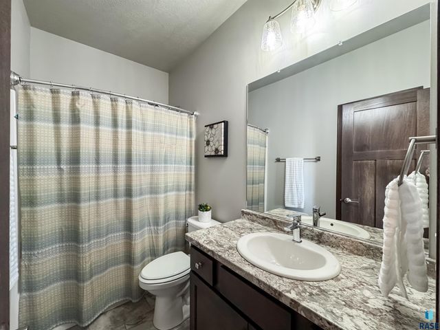 6805 E Smyrna Cir Circle, Sioux Falls, SD 57110