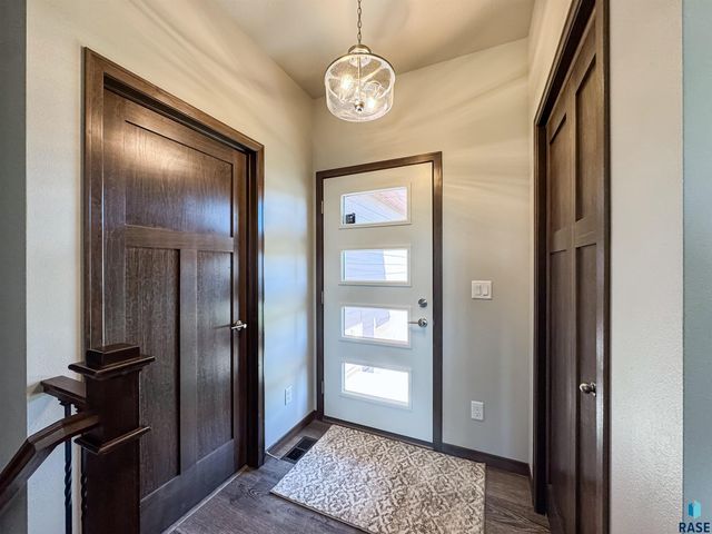 6805 E Smyrna Cir Circle, Sioux Falls, SD 57110