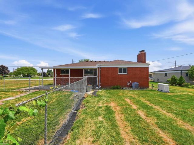 14597 Common Road, Warren, MI 48088