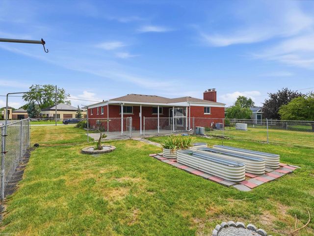 14597 Common Road, Warren, MI 48088