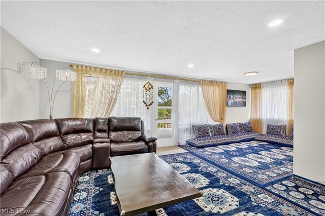 10402 N Church Drive 405, Parma Heights, OH 44130
