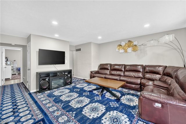 10402 N Church Drive 405, Parma Heights, OH 44130