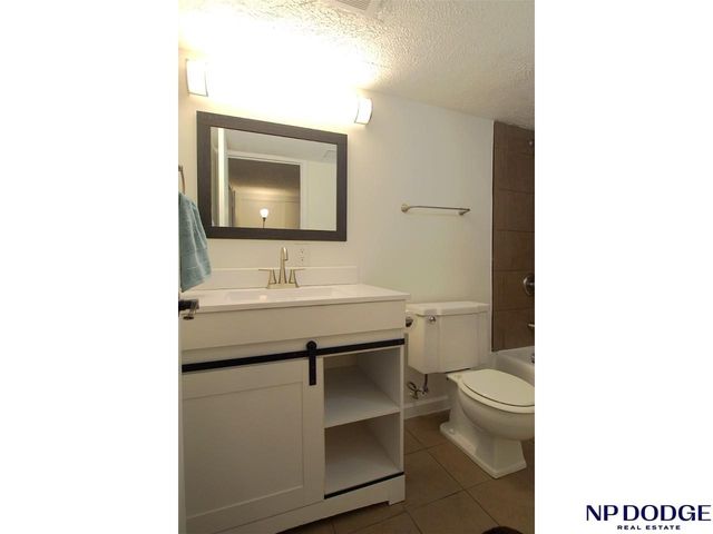 120 S 38 Avenue APT 15, Omaha, NE 68131