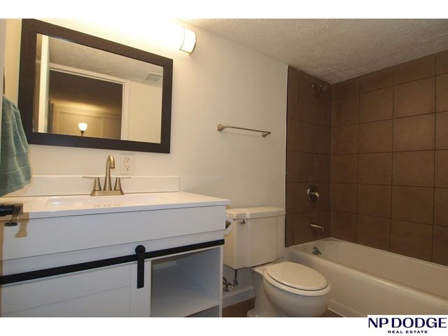 120 S 38 Avenue APT 15, Omaha, NE 68131