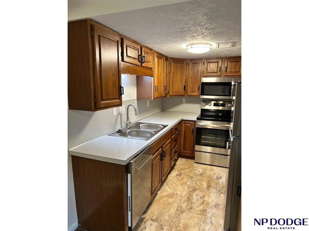 120 S 38 Avenue APT 15, Omaha, NE 68131