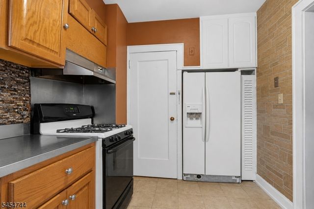 489 N Clinton St, East Orange City, NJ 07017