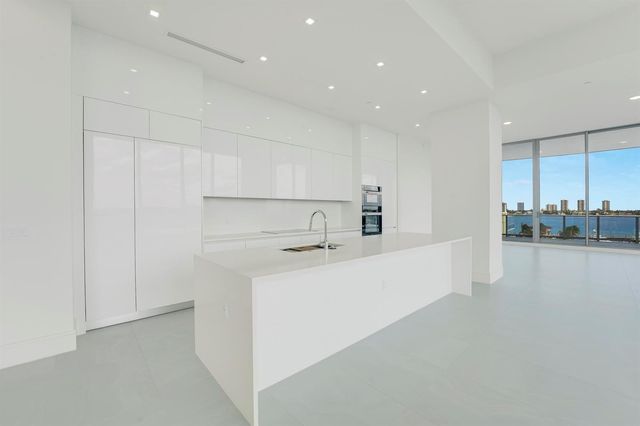 220 Lake Shore Drive 612, Lake Park, FL 33403