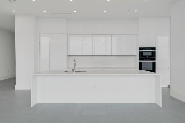 220 Lake Shore Drive 612, Lake Park, FL 33403