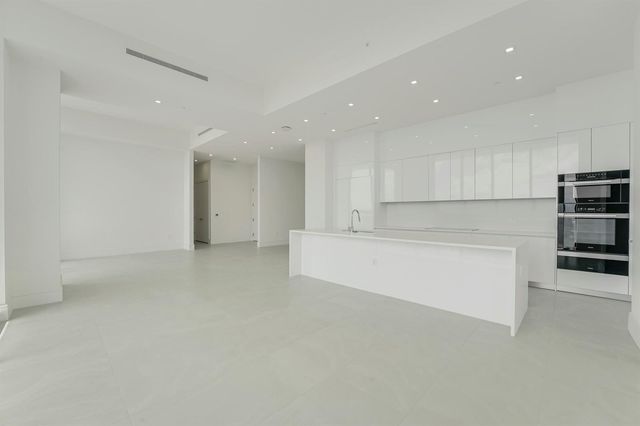 220 Lake Shore Drive 612, Lake Park, FL 33403