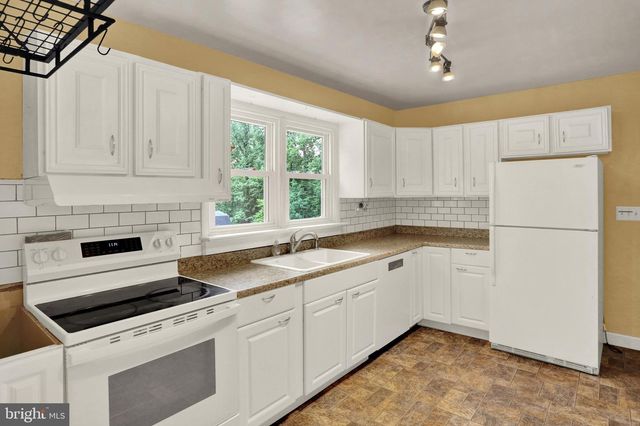 4365 N TWIN VALLEY RD, Morgantown, PA 19543