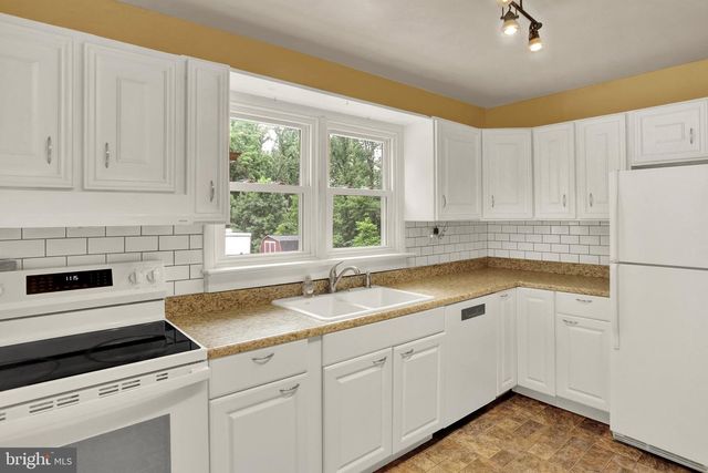 4365 N TWIN VALLEY RD, Morgantown, PA 19543
