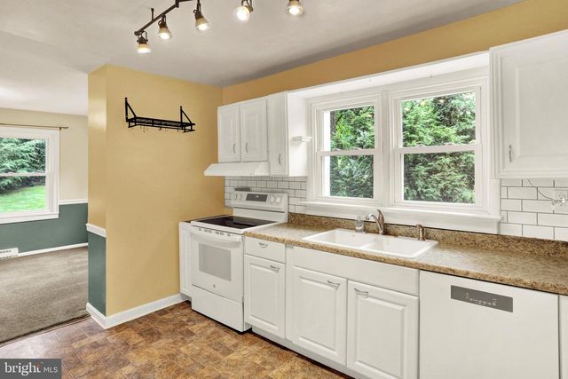 4365 N TWIN VALLEY RD, Morgantown, PA 19543