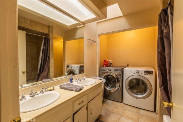 910 E Glendale, Orange, CA 92865