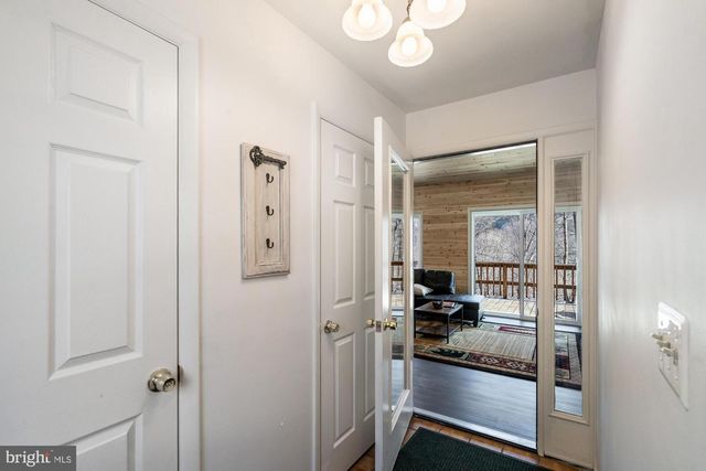 85 BLUEBIRD LN, Berkeley Springs, WV 25411