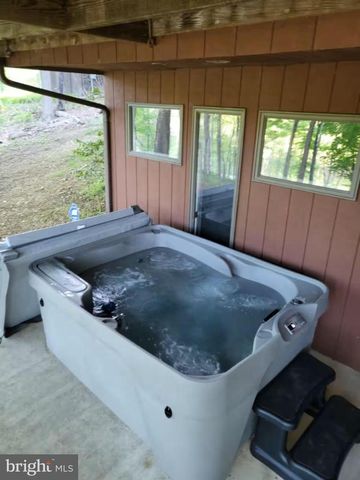 85 BLUEBIRD LN, Berkeley Springs, WV 25411