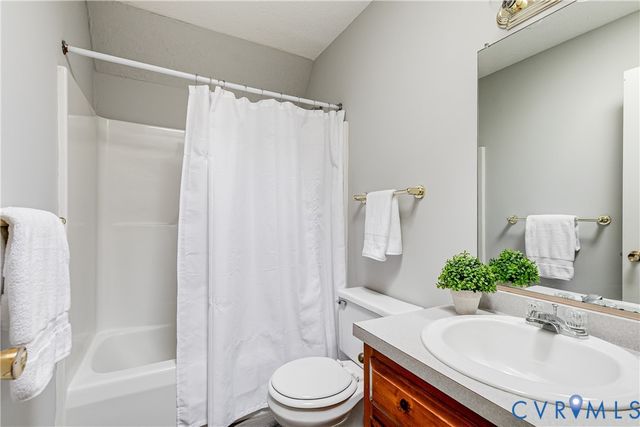 7250 Walnut Grove Dr, Mechanicsville, VA 23111