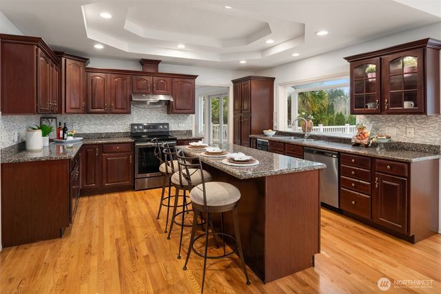 8550 NE 28th Street, Hunts Point, WA 98004