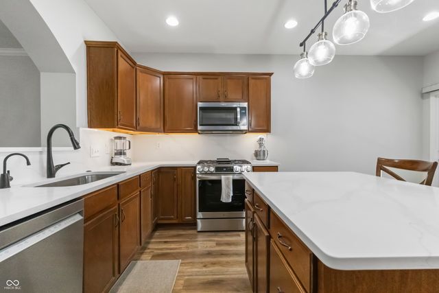 6691 Beekman Place B, Zionsville, IN 46077