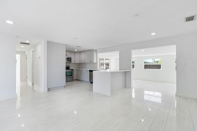 1104 Grandview Circle, Royal Palm Beach, FL 33411