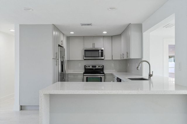 1104 Grandview Circle, Royal Palm Beach, FL 33411