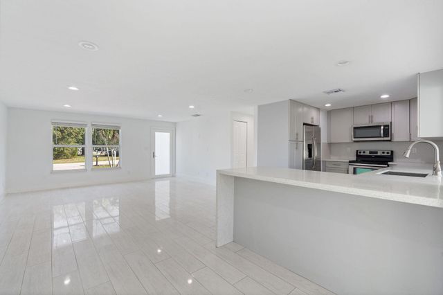 1104 Grandview Circle, Royal Palm Beach, FL 33411