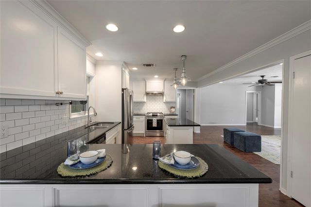 515 Azaleadell Drive, Houston, TX 77018