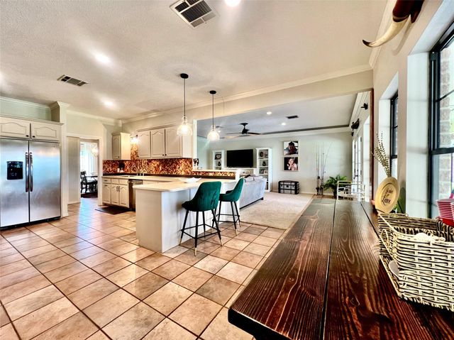 6005 Lakeside Drive, Liberty, TX 77575