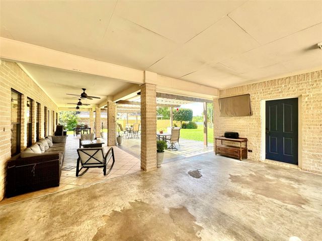 6005 Lakeside Drive, Liberty, TX 77575