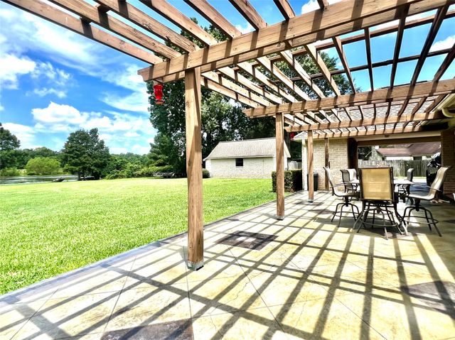 6005 Lakeside Drive, Liberty, TX 77575