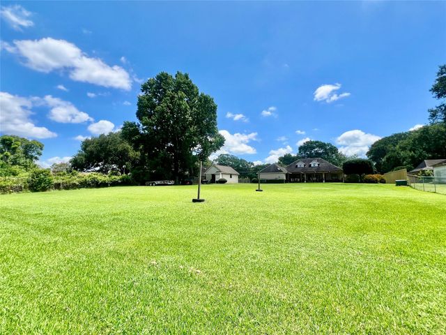 6005 Lakeside Drive, Liberty, TX 77575