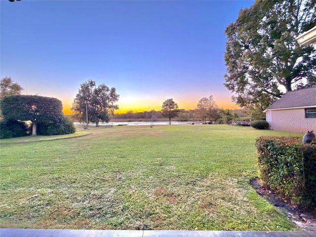 6005 Lakeside Drive, Liberty, TX 77575