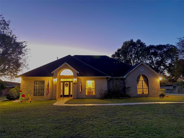 6005 Lakeside Drive, Liberty, TX 77575