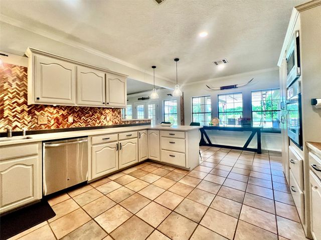 6005 Lakeside Drive, Liberty, TX 77575