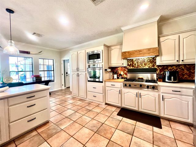 6005 Lakeside Drive, Liberty, TX 77575