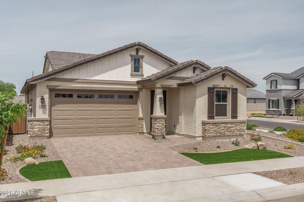 15748 W VOLTAIRE Street, Surprise, AZ 85379 — photo 2
