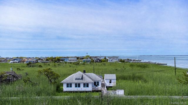 106 West Walk, Saltaire, NY 11706