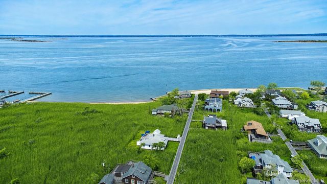 106 West Walk, Saltaire, NY 11706