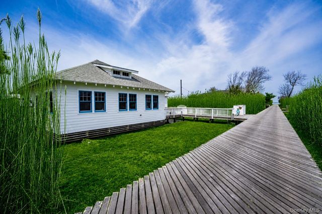106 West Walk, Saltaire, NY 11706