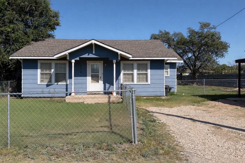 2410 Fisher Street, Plainview, TX 79072