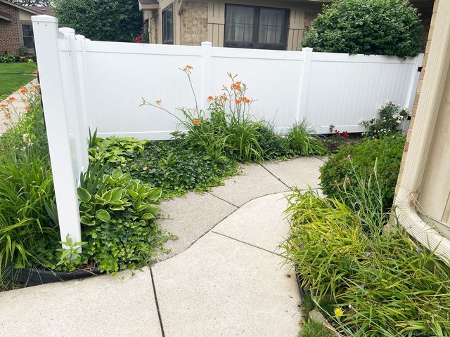 2684 Roundtree Drive, Troy, MI 48083