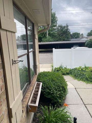 2684 Roundtree Drive, Troy, MI 48083