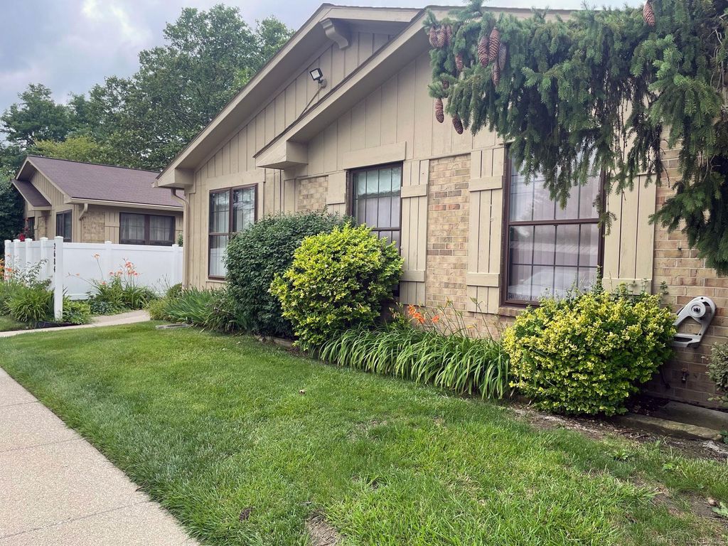 2684 Roundtree Drive, Troy, MI 48083