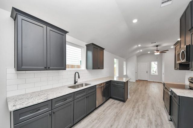 18728 Loom Drive, Conroe, TX 77306